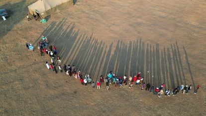 Ciudadanos hacen cola para votar en las elecciones de Zimbabue, el 23 de agosto, en Mabvuku, a las afueras de Harare.
