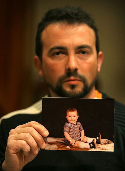 José, un <i>bebé del San Ramón</i> dado en adopción a un matrimonio valenciano, muestra una foto suya de niño.