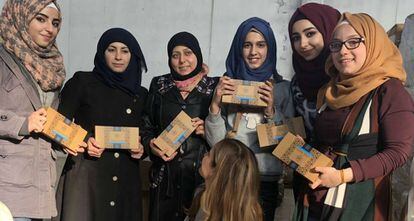 Refugiadas sirias trabajadoras de la fábrica de Letizia Buzón, marca española de cosmética que opera en la frontera turco-siria.
 