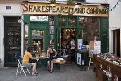 Terraza de la librería Shakespeare and company, en París.