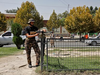 Un militar talibán hace guardia a las puertas de la embajada rusa en Kabul, este lunes.