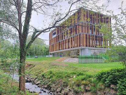 La sede de la distribuidora de agua Agur, en Anglet (Francia), en un bosque que quiere ayudar a preservar .