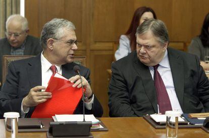 El primer ministro griego, Lucas Papademos (a la izquierda), charla con el ministro griego de Finanzas, Evangelos Venizelos