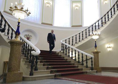 Vladimir Putin baja las escaleras del Kremlin durante la inauguración de la ceremonia como nuevo presidente de Rusia.