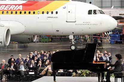 La pianista Rosa Torres-Pardo toca el piano en los talleres de la compañía Iberia en La Muñoza
