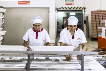 Dos trabajadoras de Dulces Olmedo durante el proceso de producción.