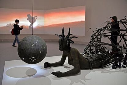 Una obra de la artista keniata Wangeti Mutu que se expone en el Pabell&oacute;n de las Naciones de la Bienal de Venecia, que abre al p&uacute;blico el s&aacute;bado.