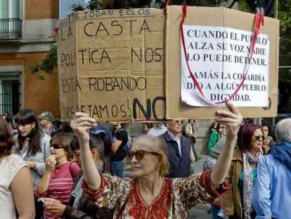 Manifestantes intentan cercar el Congreso de los Diputados.