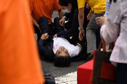 El ex primer ministro japonés, Shinzo Abe, era asistido en el suelo poco después de ser tiroteado por un hombre en Nara. Poco después de que comenzara a hablar durante un mitin, los asistentes escucharon el sonido de dos disparos y lo vieron caer, sangrando del pecho, en torno a las 11.30 locales (4.30, hora peninsular española). 