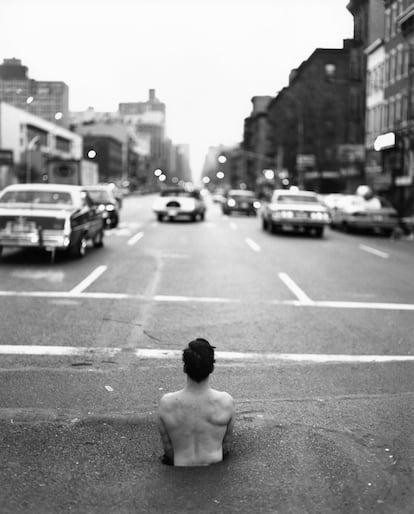 Conocido por sus fotografías de grupos desnudos en distintas ciudades, el estadounidense Spencer Tunick es el protagonista de una retrospectiva en el Centro Niemeyer (Avilés). Tunick comenzó con este tipo de imágenes en 1992 y en varias ocasiones las ha realizado en España. En la imagen, 'America Zone 5', una de las imágenes de la exposición 'Desnudos'. Tunick ha organizado casi un centenar de montajes de este tipo.