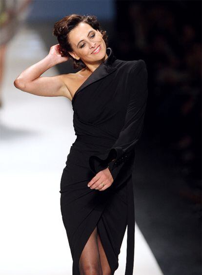 Inés de la Fressange desfila con un vestido esmoquin de Jean Paul Gaultier.