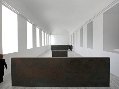 Nueva versión de la escultura 'Equal-Parallel/ Guernica-Bengasi' (1986), de Richard Serra, reinstalada en 2009 en el Museo Reina Sofía.