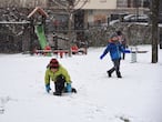 Dos niños juegan en la nieve fruto de la borrasca Filomena, en Sort, Lleida, Cataluña (España).