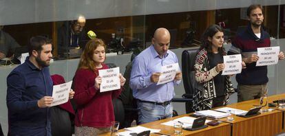 Diputados de Podemos en Extremadura muestra su rechazo a Juan Antonio Morales.