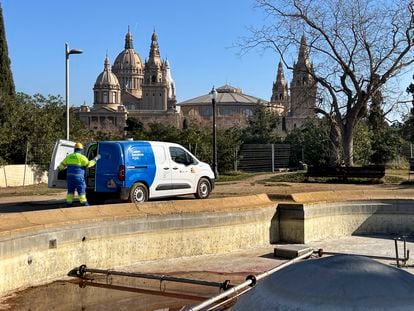 Operarios de la gestión del agua del Ayuntamiento de Barcelona trabajan en una fuente en Montjuïc.