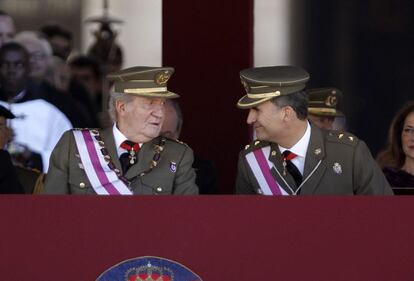 El Rey Juan Carlos conversa con el Príncipe de Asturias en el Monasterio de San Lorenzo de El Escorial (Madrid).