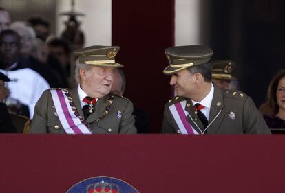 El Rey Juan Carlos conversa con el Pr&iacute;ncipe de Asturias en el Monasterio de San Lorenzo de El Escorial (Madrid).