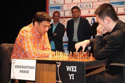 Viswanathan Anand y Yi Wei en los primeros lances de su duelo