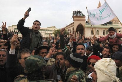 Manifestantes y soldados lanzan consignas contra Gadafi en Tobruk.