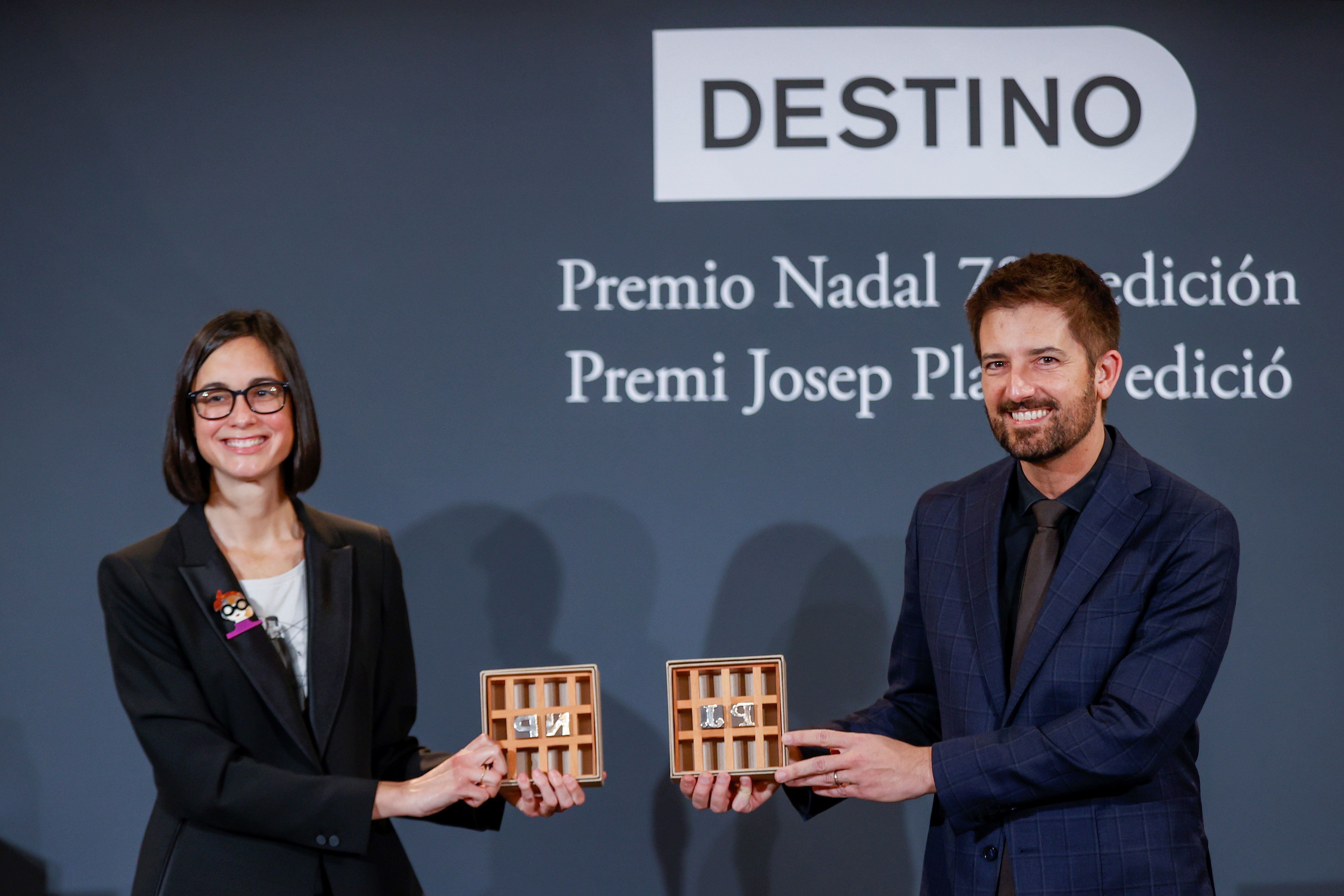Inés Martín Rodrigo y Toni Cruanyes posan con sus premios Nadal y Josep Pla, respectivamente, el pasado 6 de enero.