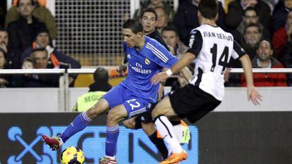 Di María intenta eludir la marca de Bernat.