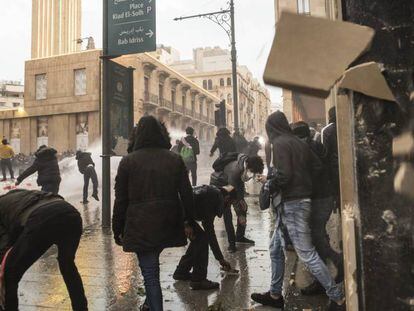 Un grupo de manifestantes se enfrenta a las fuerzas de seguridad libanesas, el sábado en Beirut.