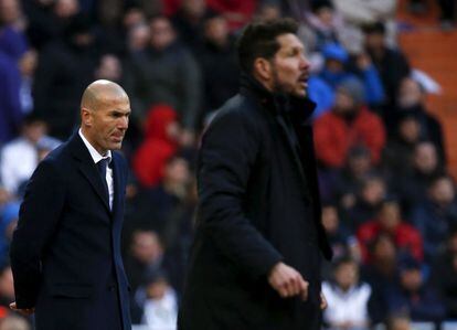 Zidane y Simeone en el derbi del Bernab&eacute;u. 