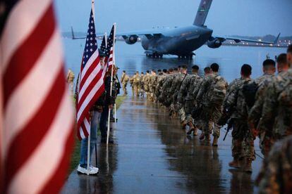 Soldados estadounidenses embarcan en un avión en Fort Bragg (Carolina del Norte).