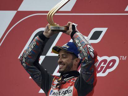 Andrea Dovizioso celebra su podio tras la carrera del MotoGP de Valencia.