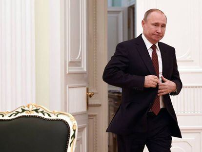 El presidente ruso, Vladímir Putin, antes del encuentro con los otros candidatos en el Kremlin en Moscú este lunes 19 de marzo.
 
