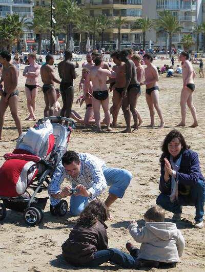 Una familia con niños comparte playa con un grupo de universitarios británicos.