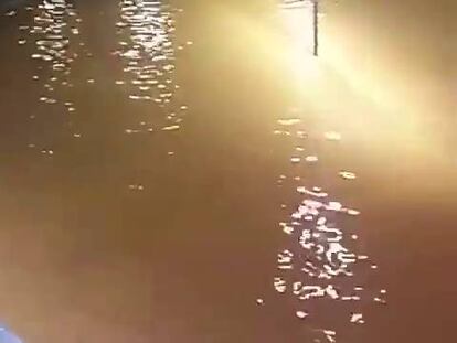 Un reventón de una tubería causa un socavón de tres metros en Barcelona