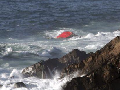 Vista del barco pesquero hundido frente a Cabo Pe&ntilde;as, cuyo naufragio ha provocado dos muertes y la desaparici&oacute;n de otros seis tripulantes.