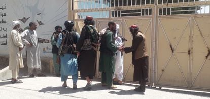 Un grupo de talibanes ante las oficinas del Gobierno provincial en Herat (Afganistán), este viernes.