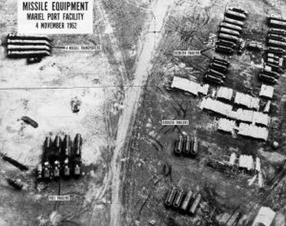 Foto aérea de material bélico soviético en el puerto de Mariel (Cuba).