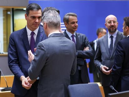 Pedro Sanchez, a la izquierda, habla con el primer ministro esloveno, Robert Golob, este viernes en el Consejo Europeo en Bruselas.