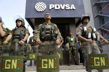 La militarizada Guardia Nacional protegió las sedes y pozos de la empresa estatal Petróleos de Venezuela durante la huelga lanzada por la oposición contra la presidencia de Hugo Chávez en diciembre de 2002. Aquella paralización causó cuantiosos daños al quinto exportador mundial de crudo.