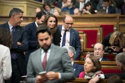 Diputados del Parlament de Cataluña esperan la comparecencia de Carles Puigdemont. 