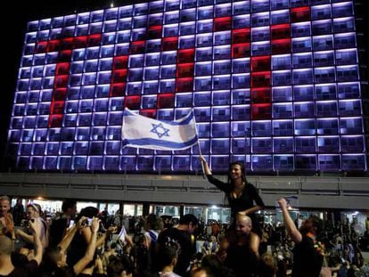Celebración en la plaza de Isaac Rabin, ante el Ayuntamiento de Tel Aviv, del triunfo de Israel en Eurovisión.