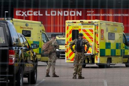 Soldados británicos, el miércoles en la entrada de un hospital de Londres.