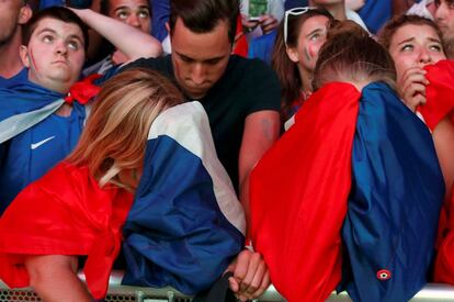 Decepción entre los seguidores franceses tras perder la final de la Eurocopa 2016 frente a Potugal, con un tanto del luso-guineano Éder en el minuto 109