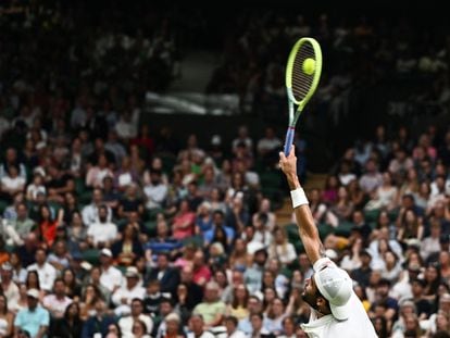 Berrettini sirve durante el partido del sábado contra Zverev.