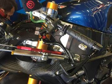 Las manetas del freno y el embrague en la parte izquierda de la moto de Pasini.