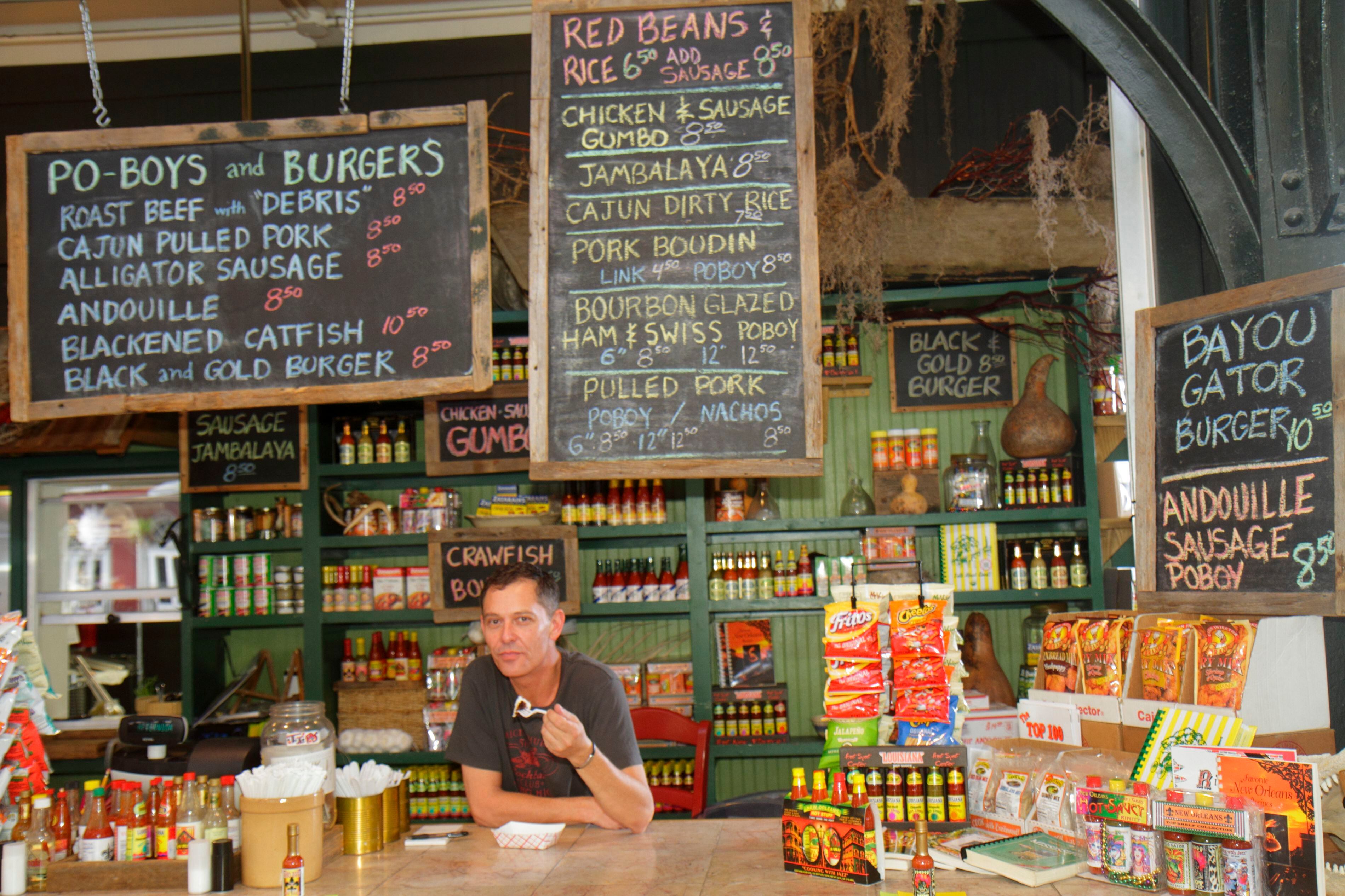 Una tienda de productos cajún en el mercado francés de Nueva Orleans (Luisiana).  