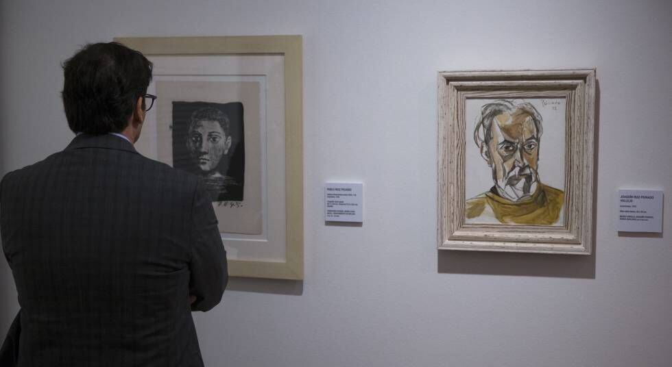 Un hombre contempla 'Cabeza (autorretrato joven)' (1945), de Picasso y, a la derecha, 'Autorretrato' (1972), de Peinado.