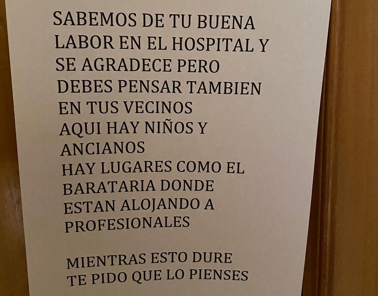 El cartel que colocaron los vecinos en la puerta de Jesús, un residente de medicina.