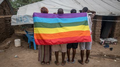 Refugiados LGBT ugandeses posan en una zona protegida del campo de refugiados de Kakuma, en el noroeste de Kenia, en octubre de 2018.