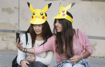 Dos visitantes del Sal&oacute;n del Manga se hacen un selfie ayer con gorros de Pikachu.