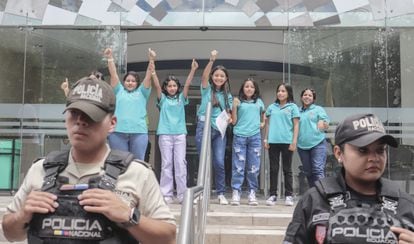 Jamileth, Leonela Moncayo, Rosa Valladolid, Skarlett Naranjo, Kerly Herrera, Denisse Núñez, Dannya Bravo, Mishell Mora and Jeyner Tejena traveled from Sucumbíos to Quito to hold a sit-in in front of the Constitutional Court. 