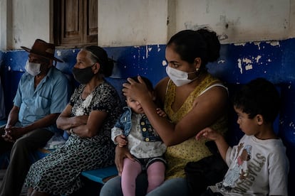 Habitantes de Petatlán, Guerrero, esperan atención médica en la clínica del lugar, la cual no ha tenido personal sanitario desde hace dos años.